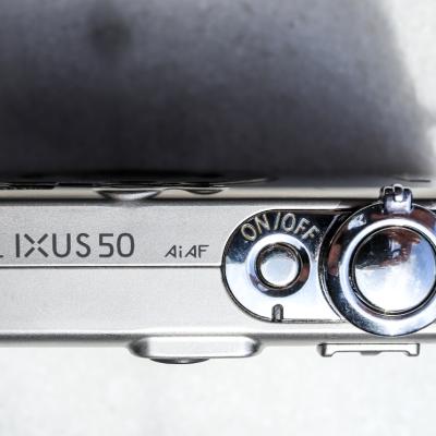 Ixus 50 Von Oben Mit Zoom Regler Am Ausloseknopf
