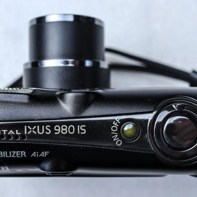 Canon Ixus 980 Von Oben Mit Ausgefahrenem Zoom