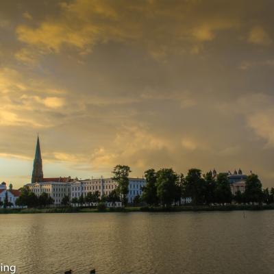 Schwerin In Der Abendsonne Mit Dom Staatskanzlei Und Theater Rechts