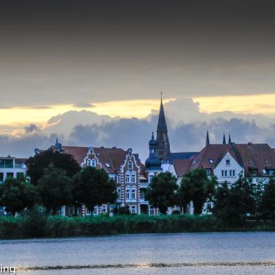 Skyline Hinter Dem Burgsee Im Abendlicht